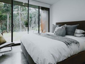 Lithic House -wood fire and bush views