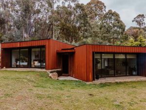 Lithic House -wood fire and bush views