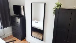 The Hide Away Modern Rooms - Elmers End