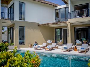 Biệt thự Ven biển có Hồ bơi (Beachfront Pool Villa)