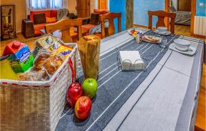 2 Bedroom Nice Apartment In La Omañuela