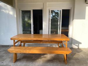 Apartamento até 10 pessoas na enseada Guarujá em condomínio clube praia piscinas salão jogos quadra futebol campo parquinho brinquedos Wi-fi Home office