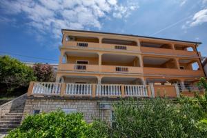 Apartment in Lopar with sea view, terrace, air conditioning, Wi-Fi (4618-2)