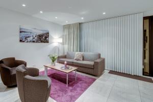 One-Bedroom Suite with Balcony room in Black Pearl Apartment Hotel