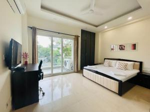 BluO 1BHK - DLF CyberCity, MG Road - Balcony, Lift