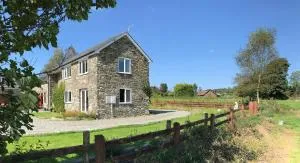 Maesyfelin Isaf Apartment - Cwrt-newydd