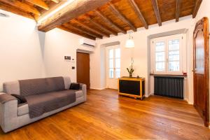 Stylish Quardilatero Romano Central Flat