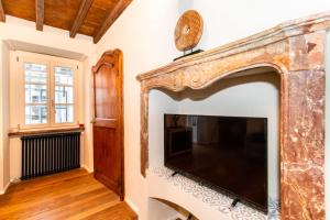 Stylish Quardilatero Romano Central Flat