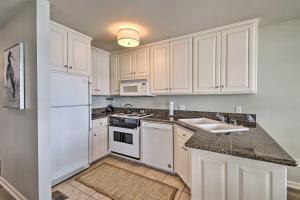 Porch and Deck Waterfront Lake Hamilton Home!