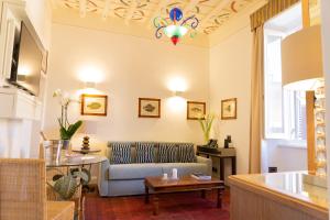 Deluxe One-Bedroom Apartment room in Babuino 79