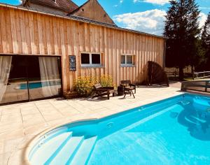 Maisons de vacances Pool house-L'hirondelle de Sermizelles- grand jardin, calme et nature aux portes du Morvan : photos des chambres