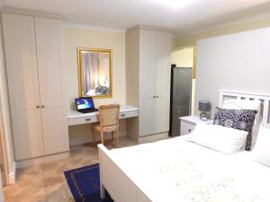 Studio on the Hill with Inverter & Water tanks