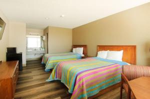 Deluxe Queen Room room in Town and Country INN