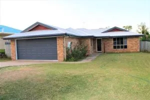 Entire 4BR House close to Airport Hosted by Homestayz - Calliope
