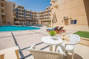Poolside With Patio Near El Gouna - 2 x Large Pools & Kitchen - European Standards - Tiba Resort P4 - 赫尔格达