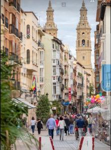 Gonzalo de Berceo 15 " CALIDAD-SOBRIO" AND " FREE PRIVATE PARKING "