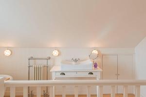 Trafalgar Cottage - Stunning sea view property on beach