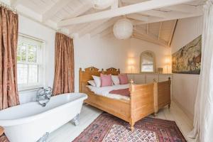 Trafalgar Cottage - Stunning sea view property on beach