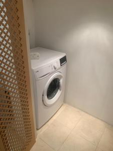 Cozy 1 Bedroom Basement Flat