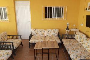 Casa a pie de playa, con patio. Zona Miramar.