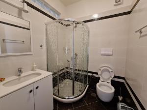 2-Bedroom Sleeps 4 Free Parking