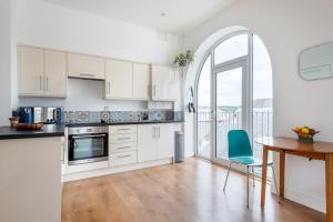 Bells Chapel - Bright Rooftop Apartment in the Centre of Town with Juliet Balconies