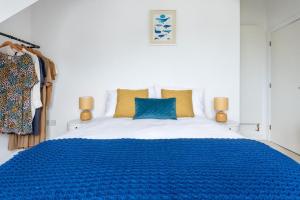 Bells Chapel - Bright Rooftop Apartment in the Centre of Town with Juliet Balconies