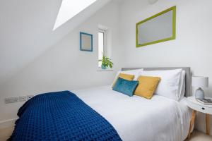 Bells Chapel - Bright Rooftop Apartment in the Centre of Town with Juliet Balconies