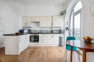 Bells Chapel - Bright Rooftop Apartment in the Centre of Town with Juliet Balconies