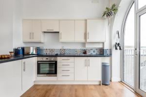 Bells Chapel - Bright Rooftop Apartment in the Centre of Town with Juliet Balconies