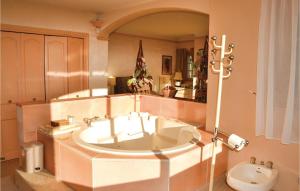 Maisons de vacances Lovely Home In Le Tignet With Outdoor Swimming Pool : photos des chambres