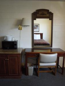 Standard Queen Room room in The Pines Motel