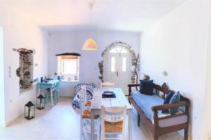 Blue & White: An Absolute Aegean dream house