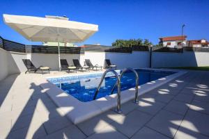Villa Lumaka Sun - Amazing Home In Brodarica with 4 Bedrooms, Wifi, Outdoor Swimming Pool and Heated Swimming Pool