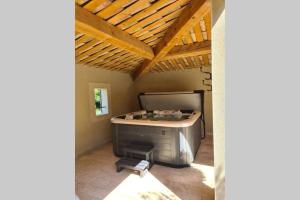 Le Cabanon de Nans. Gîte de charme en Provence.