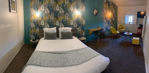 Hotels Logis Hotel La Chatellenie : Chambre Double