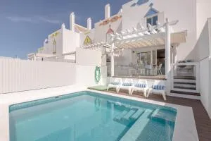 SeaScape Villa Private Pool & Rooftop Jacuzzi with sea view near Manta Rota Beach - 曼塔罗塔