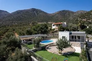 Family Villa Basilicata Gloria with Private Heated Pool, BBQ & Kid's Play Area - Vlikhádha