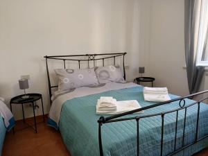 Large Double Room with Shared Bathroom