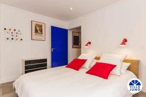 Maisons d'hotes Villa Juno - Saint-Aubin-sur-Mer - Cote de nacre - Normandie - Plage debarquement : Chambre Lit King-Size avec Douche Accessible en Fauteuil Roulant - Adaptée aux Personnes à Mobilité Réduite