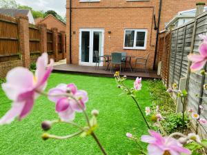 FURNISHED 3 BEDROOM HOUSE, SLEEPS 6, FREE PARKING, Near NEC