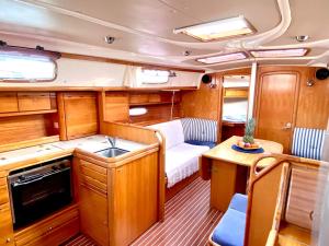 3 bed Sailing Yacht in the heart of Puerto Banus