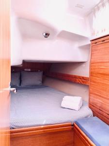 3 bed Sailing Yacht in the heart of Puerto Banus