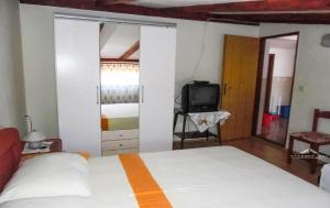 Cosy Apartment near the beach in Zubovici Croatia 