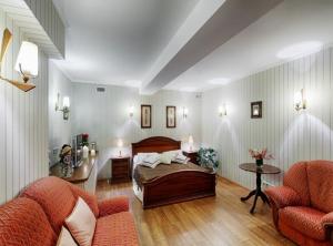 Studio Apartment with King Bed room in Khreschatyk Suites