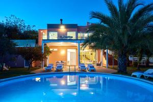 Seafront Villa Longobardi