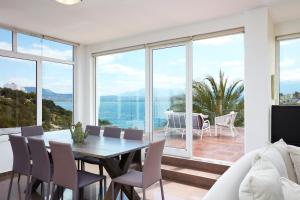 Seafront Villa Longobardi