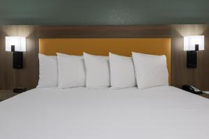 King Room - Disability Access/Non Smoking/Interior Corridor room in SureStay Plus Hotel by Best Western Hayward