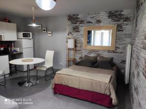 Appartements LA PAUSE studio sur le quai Maupassant a Fecamp : photos des chambres