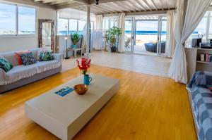 Ocean View Penthouse - Central Location - 100m to the Beach